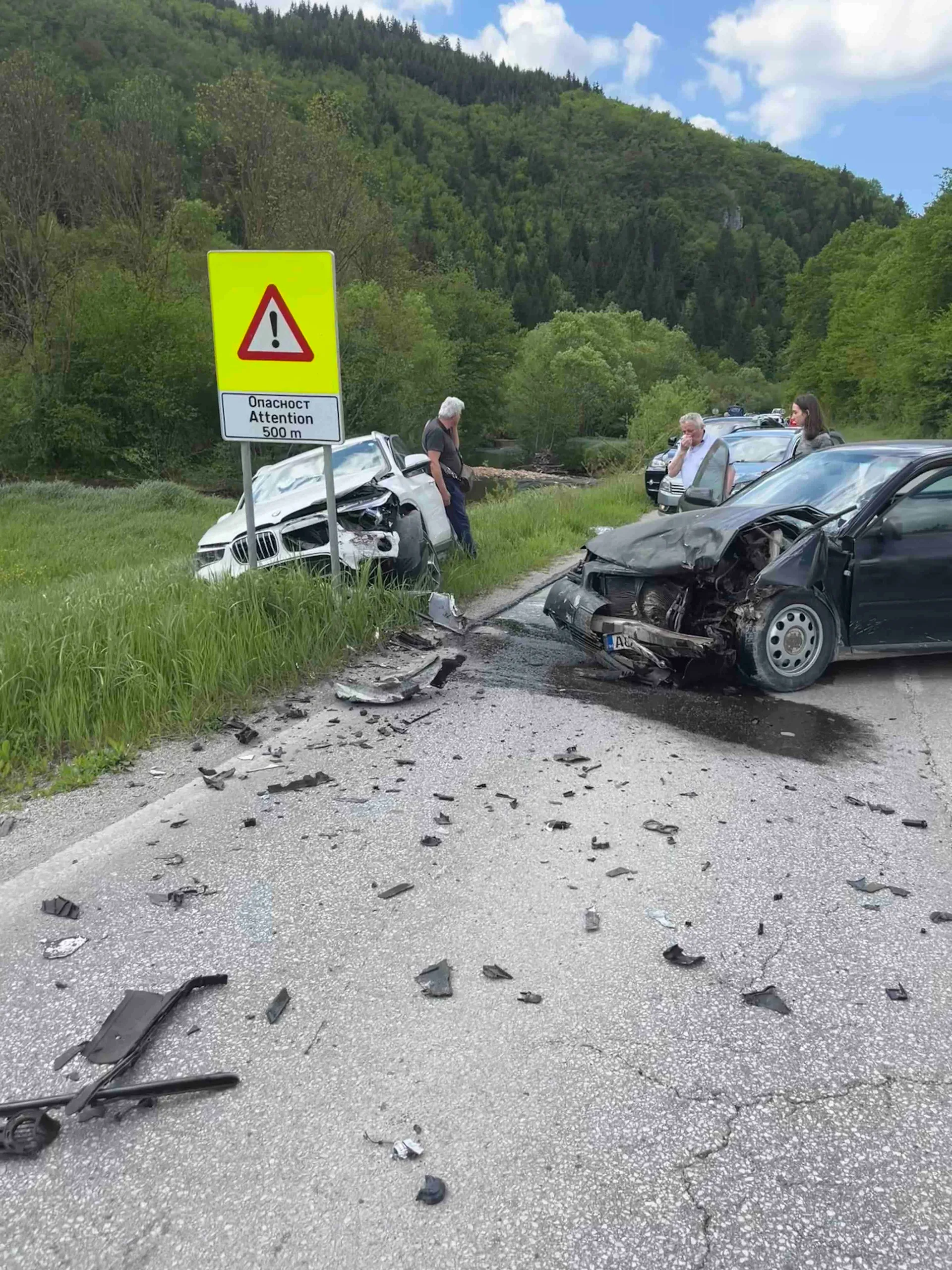 Smrskana vozila na mjestu nesreće