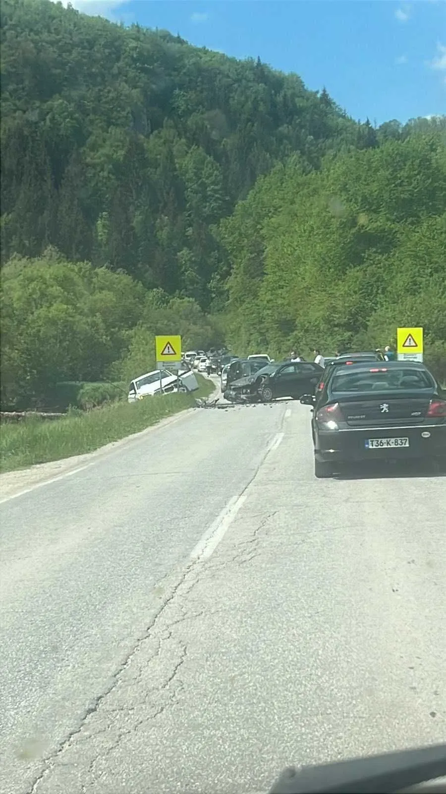 Smrskana vozila na mjestu nesreće