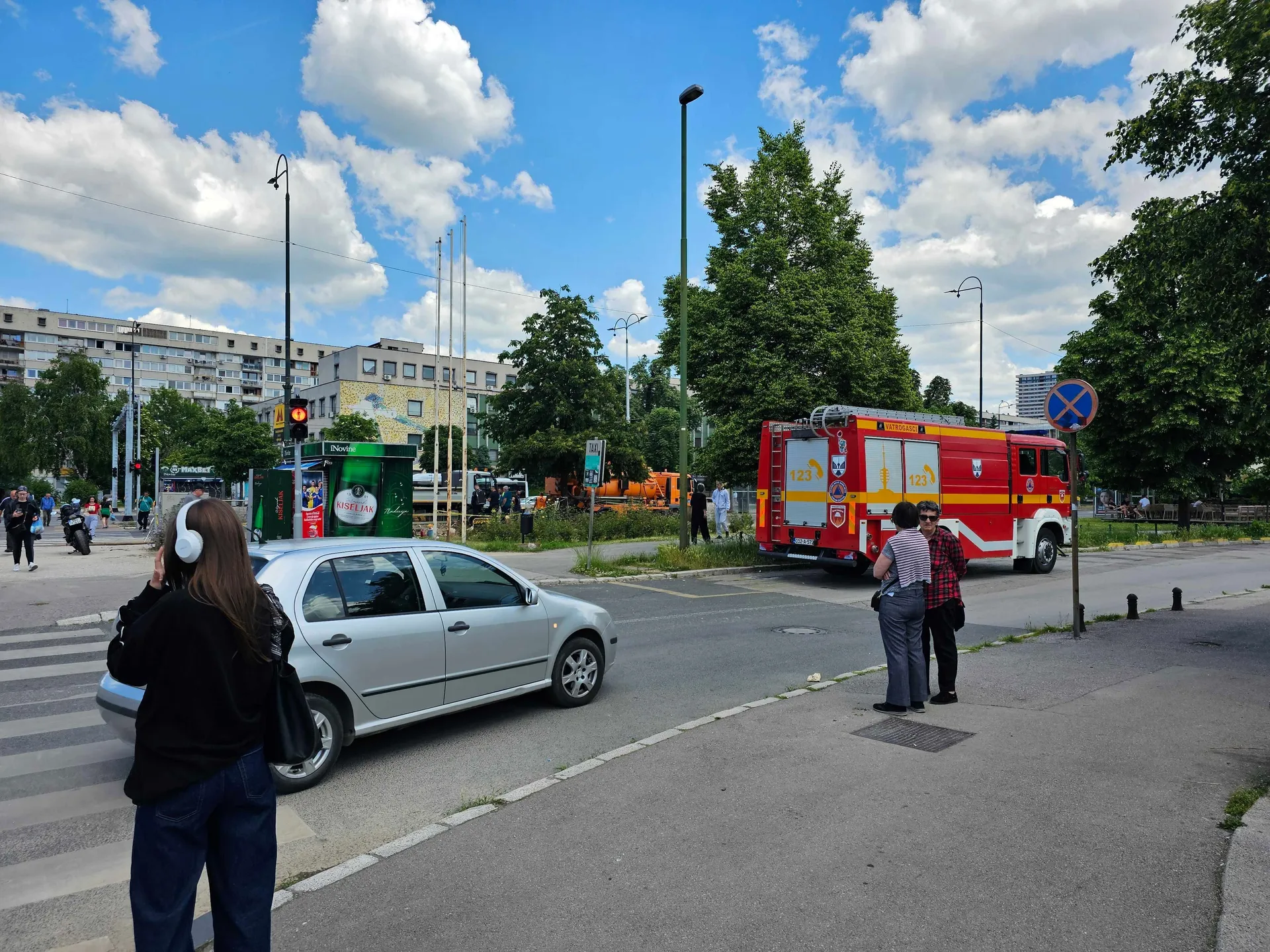 Vanredna situacija u Sarajevu, građanima stižu cisterne s pitkom vodom nakon velikog kvara