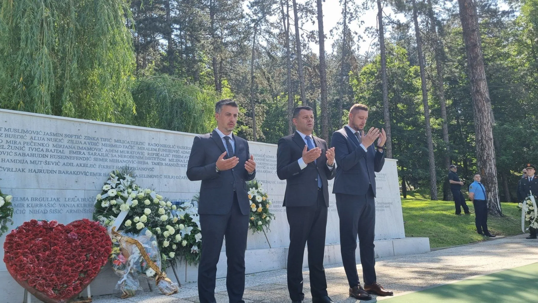 Na području Tuzlanskog kantona danas je Dan žalosti u znak sjećanja na stradanje civila 25. maja 1995. godine na tuzlanskoj Kapiji, kao i na sve civilne žrtve rata u Tuzli i Bosni i Hercegovini