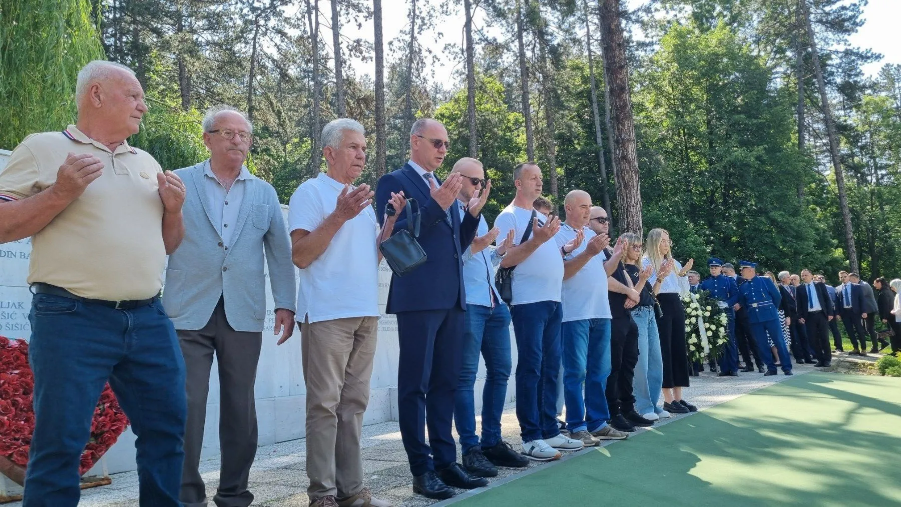 Na području Tuzlanskog kantona danas je Dan žalosti u znak sjećanja na stradanje civila 25. maja 1995. godine na tuzlanskoj Kapiji, kao i na sve civilne žrtve rata u Tuzli i Bosni i Hercegovini