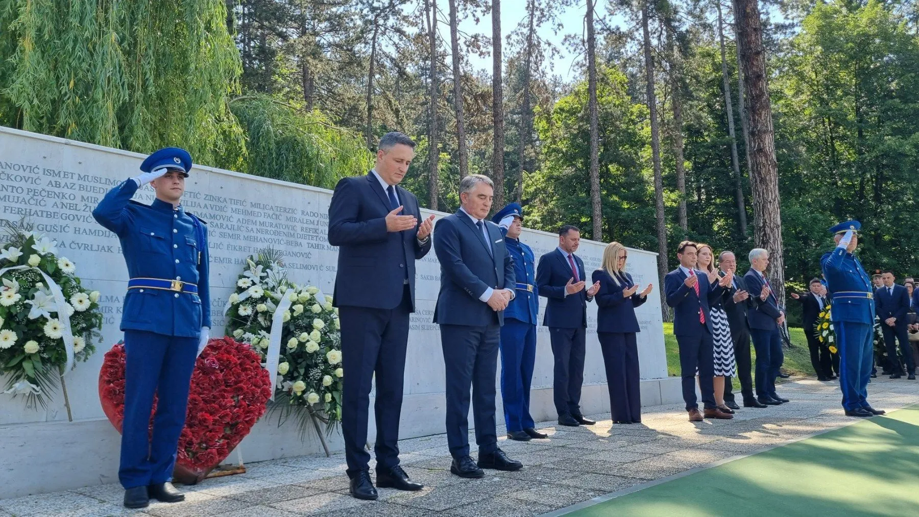Na području Tuzlanskog kantona danas je Dan žalosti u znak sjećanja na stradanje civila 25. maja 1995. godine na tuzlanskoj Kapiji, kao i na sve civilne žrtve rata u Tuzli i Bosni i Hercegovini