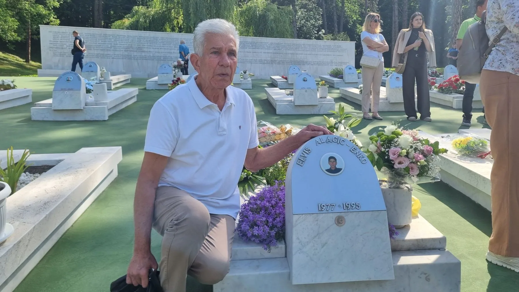 Na području Tuzlanskog kantona danas je Dan žalosti u znak sjećanja na stradanje civila 25. maja 1995. godine na tuzlanskoj Kapiji, kao i na sve civilne žrtve rata u Tuzli i Bosni i Hercegovini