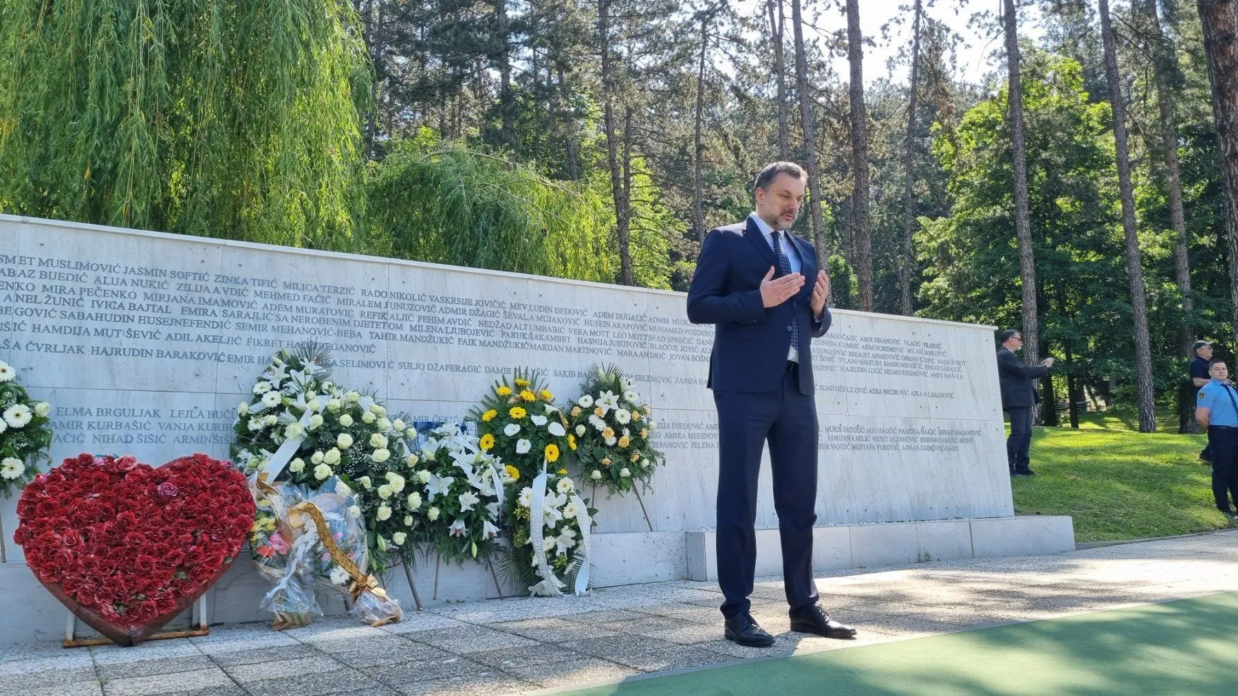 Na području Tuzlanskog kantona danas je Dan žalosti u znak sjećanja na stradanje civila 25. maja 1995. godine na tuzlanskoj Kapiji, kao i na sve civilne žrtve rata u Tuzli i Bosni i Hercegovini