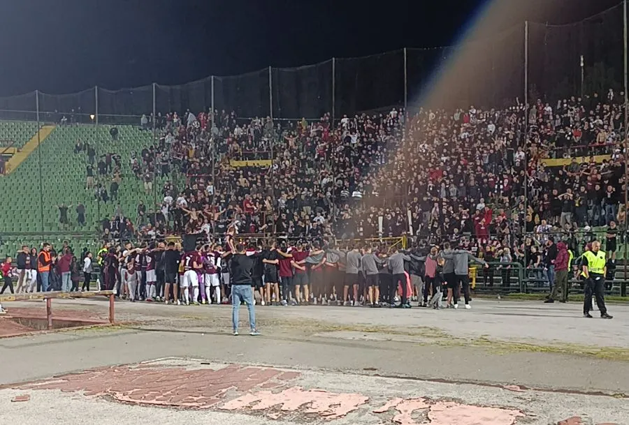 (VIDEO) Pogledajte kako su fudbaleri Sarajeva proslavili sa navijačima pobjedu u derbiju