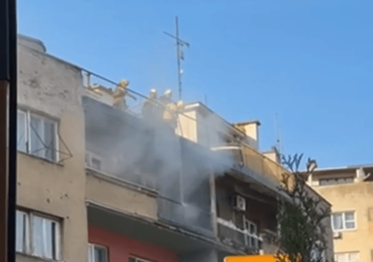 Buknuo požar na balkonu stambene zgrade u Sarajevu, na terenu vatrogasci