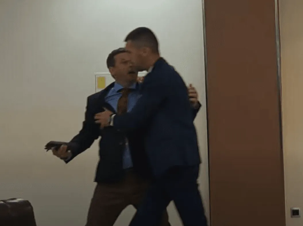 Nakon izbacivanja sa sjednice Nebojša Vukanović se pokušao osvetiti Nenadu Stevandiću