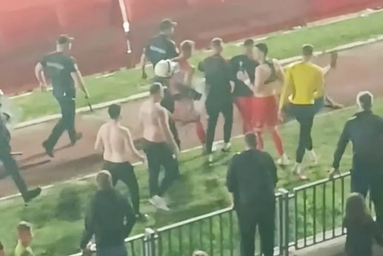 (VIDEO) Fudbaleri Radničkog izborili opstanak u elitnom rangu, a onda ih napali navijači