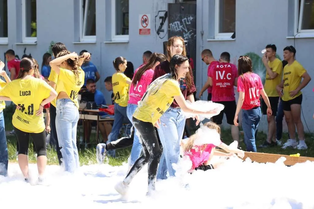 Norijada u Mostaru vratila boje u grad, maturanti obilježili završetak srednje škole