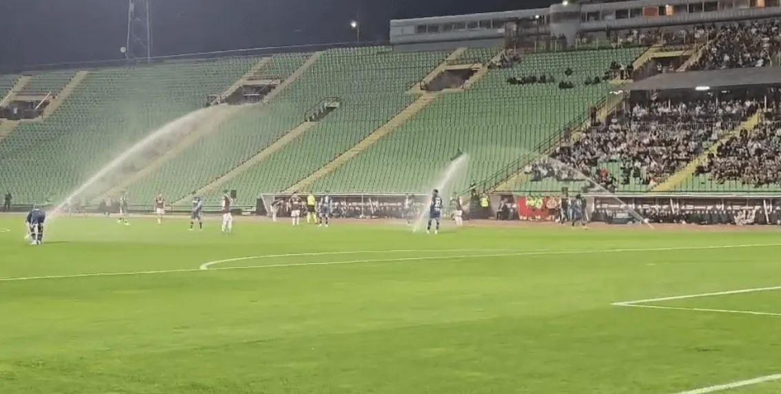 (VIDEO) Prskalice nakratko prekinule derbi Sarajeva i Željezničara