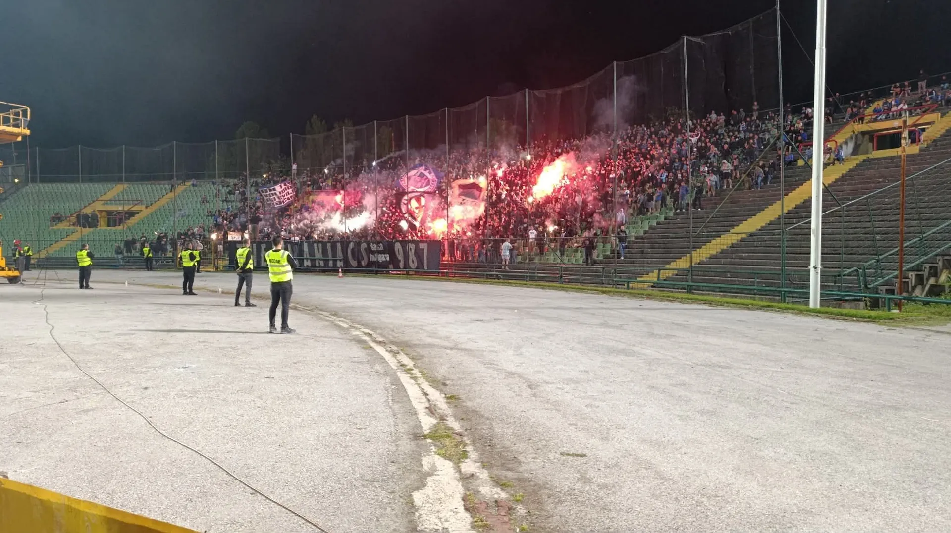 (VIDEO) Manijaci napravili veliku bakljadu u drugom poluvremenu derbija
