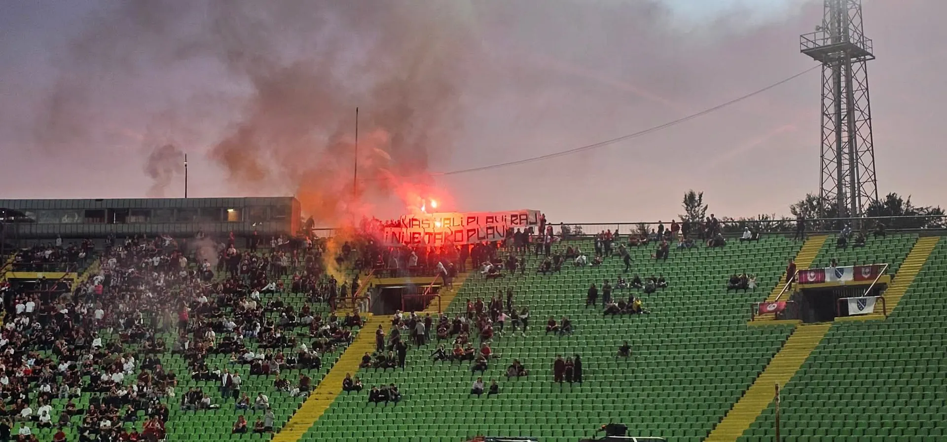 (VIDEO) Navijači Sarajeva priredili gostima neugodno iznenađenje, poslali i poruku
