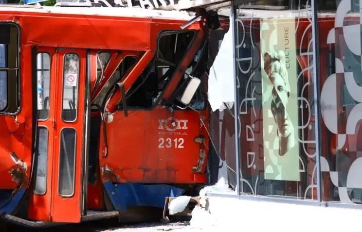 (VIDEO) Svjedok nesreće u Beogradu: "Putnici šutirali prozore i vrata tramvaja da izađu"