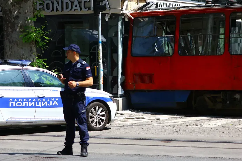 Strašan epilog nesreće u Beogradu, 15 osoba u bolnici nakon što je tramvaj udario u zgradu