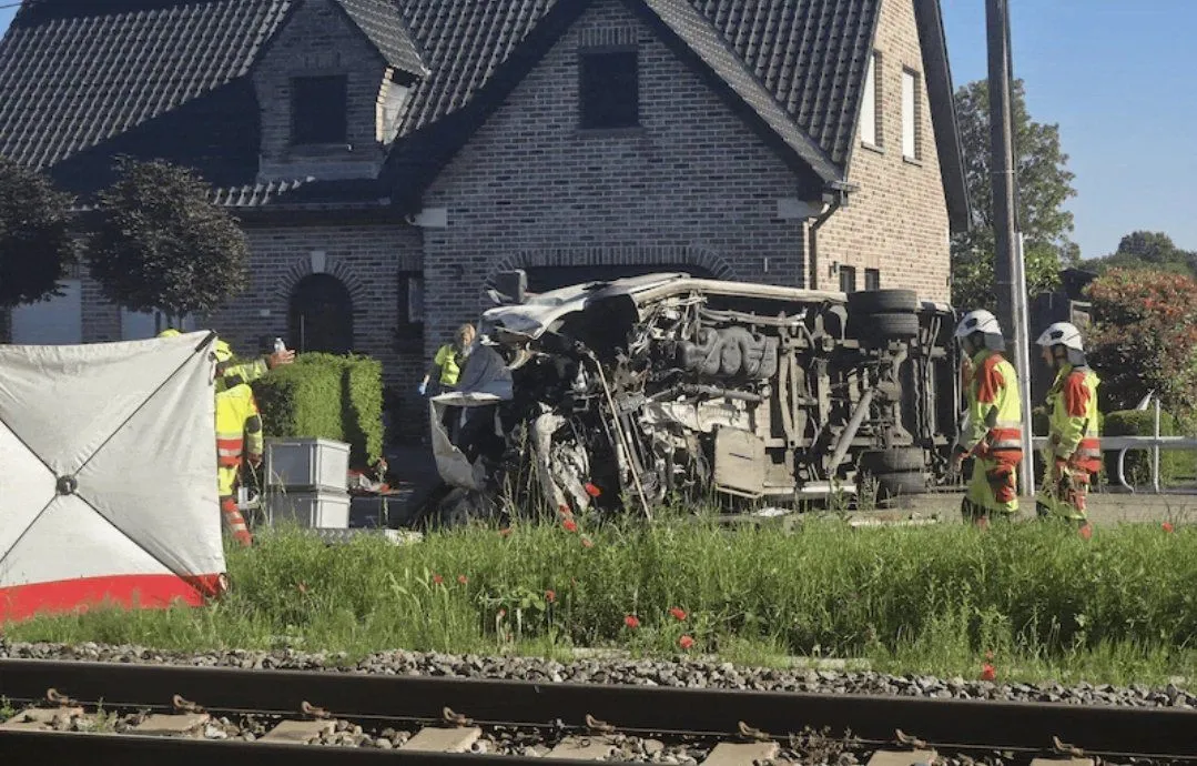 Voz udario u školski minibus u Belgiji, najmanje četiri osobe smrtno stradale