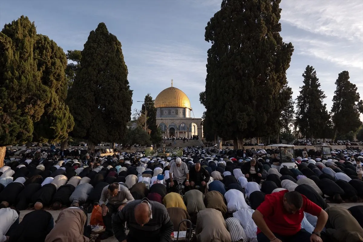 Oko 140.000 muslimana klanjalo u džamiji Al-Aksa, bajram obilježen i u razrušenoj Gazi