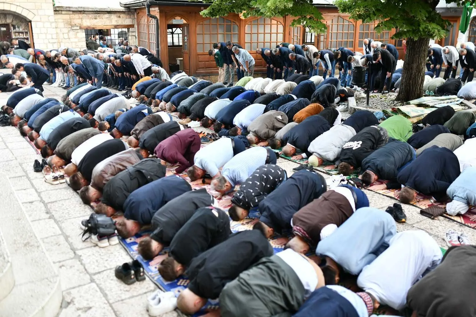 Klanjanje Bajram-namaza u Gazi-Husrev Begovoj džamiji