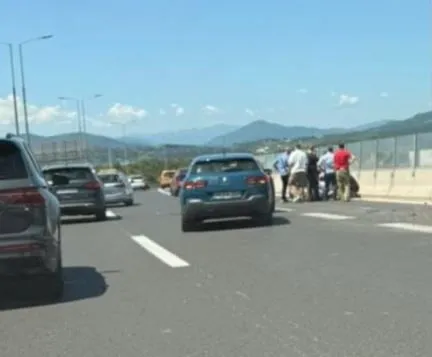 Sudar dva automobila na autoputu kod Stupske petlje, više povrijeđenih