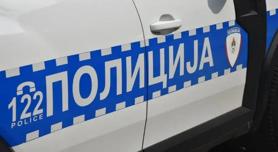Muškarac pokušao skočiti sa klima uređaja u Doboju, spriječili ga policajci