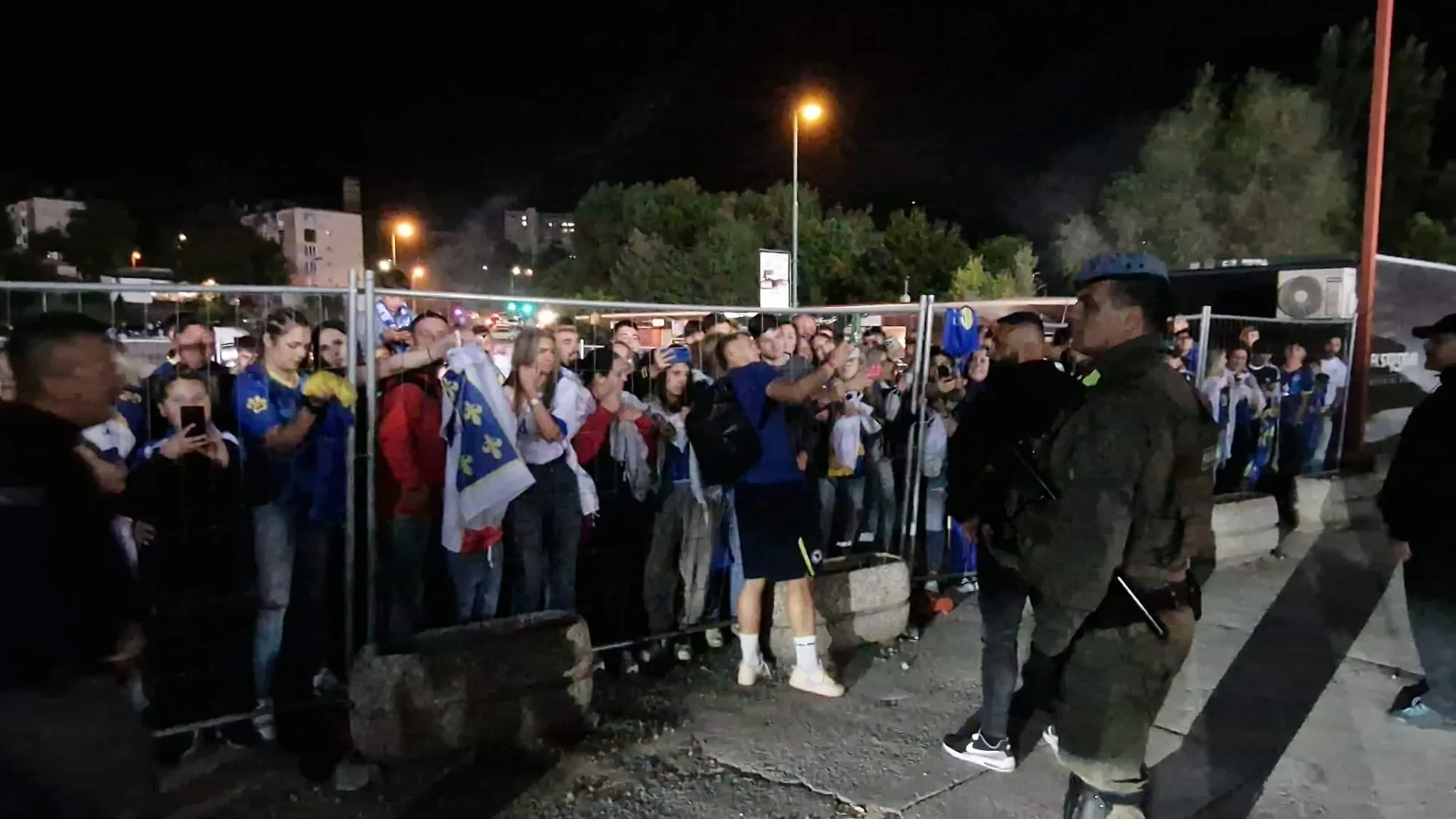 (VIDEO) Lijepe scene nakon utakmice, Zmajevi se fotografisali sa mališanima
