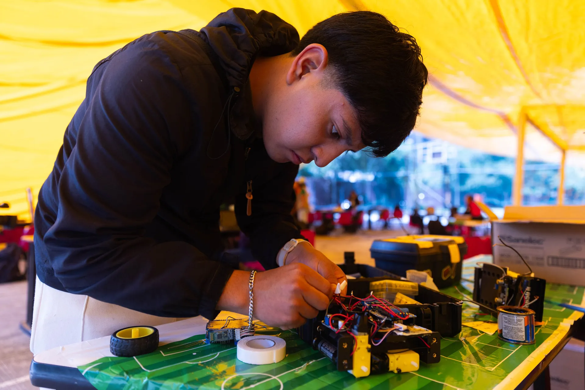 Mexico City, Mexico - 28. maj 2026.: Fakultet za mašinstvo i elektrotehniku ​​(ESIME) u Mexico Cityju domaćin je regionalnog kvalifikacionog kola za nacionalni Futbot MX Robotics Cup, takmičenje u stonoj robotici gdje učesnici kontrolišu robote u simulira