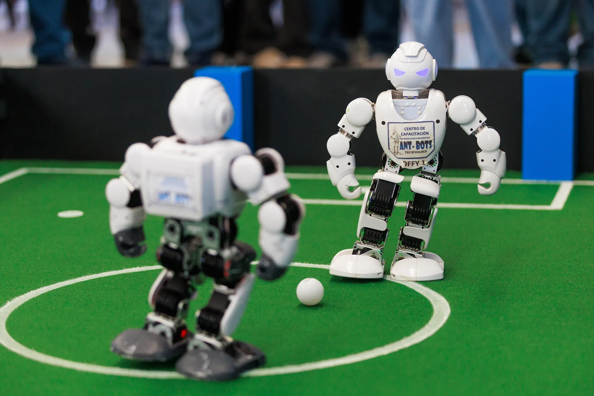 Mexico City, Mexico - 28. maj 2026.: Fakultet za mašinstvo i elektrotehniku ​​(ESIME) u Mexico Cityju domaćin je regionalnog kvalifikacionog kola za nacionalni Futbot MX Robotics Cup, takmičenje u stonoj robotici gdje učesnici kontrolišu robote u simulira