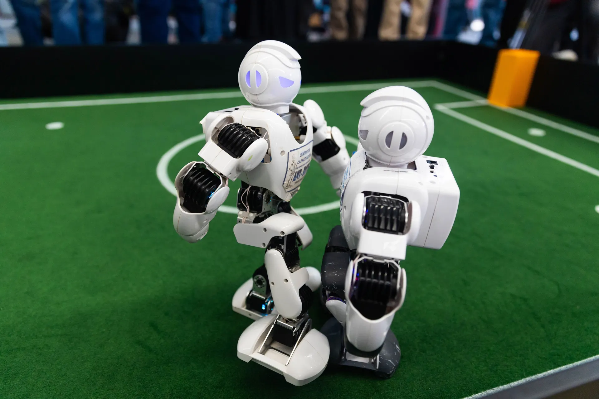 Mexico City, Mexico - 28. maj 2026.: Fakultet za mašinstvo i elektrotehniku ​​(ESIME) u Mexico Cityju domaćin je regionalnog kvalifikacionog kola za nacionalni Futbot MX Robotics Cup, takmičenje u stonoj robotici gdje učesnici kontrolišu robote u simulira