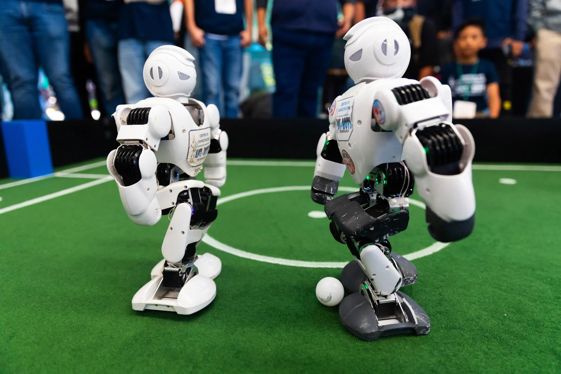 Mexico City, Mexico - 28. maj 2026.: Fakultet za mašinstvo i elektrotehniku ​​(ESIME) u Mexico Cityju domaćin je regionalnog kvalifikacionog kola za nacionalni Futbot MX Robotics Cup, takmičenje u stonoj robotici gdje učesnici kontrolišu robote u simulira