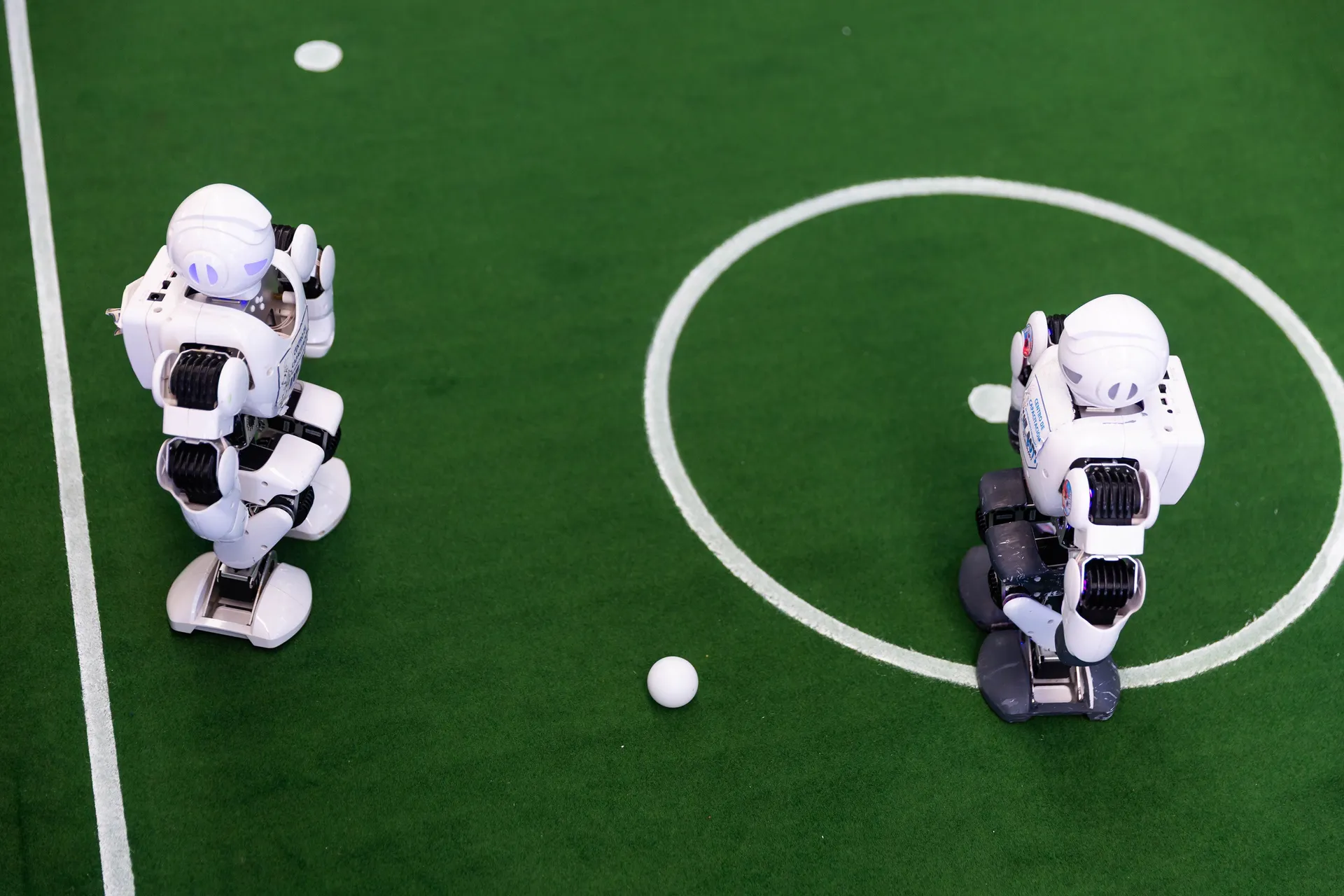 Mexico City, Mexico - 28. maj 2026.: Fakultet za mašinstvo i elektrotehniku ​​(ESIME) u Mexico Cityju domaćin je regionalnog kvalifikacionog kola za nacionalni Futbot MX Robotics Cup, takmičenje u stonoj robotici gdje učesnici kontrolišu robote u simulira