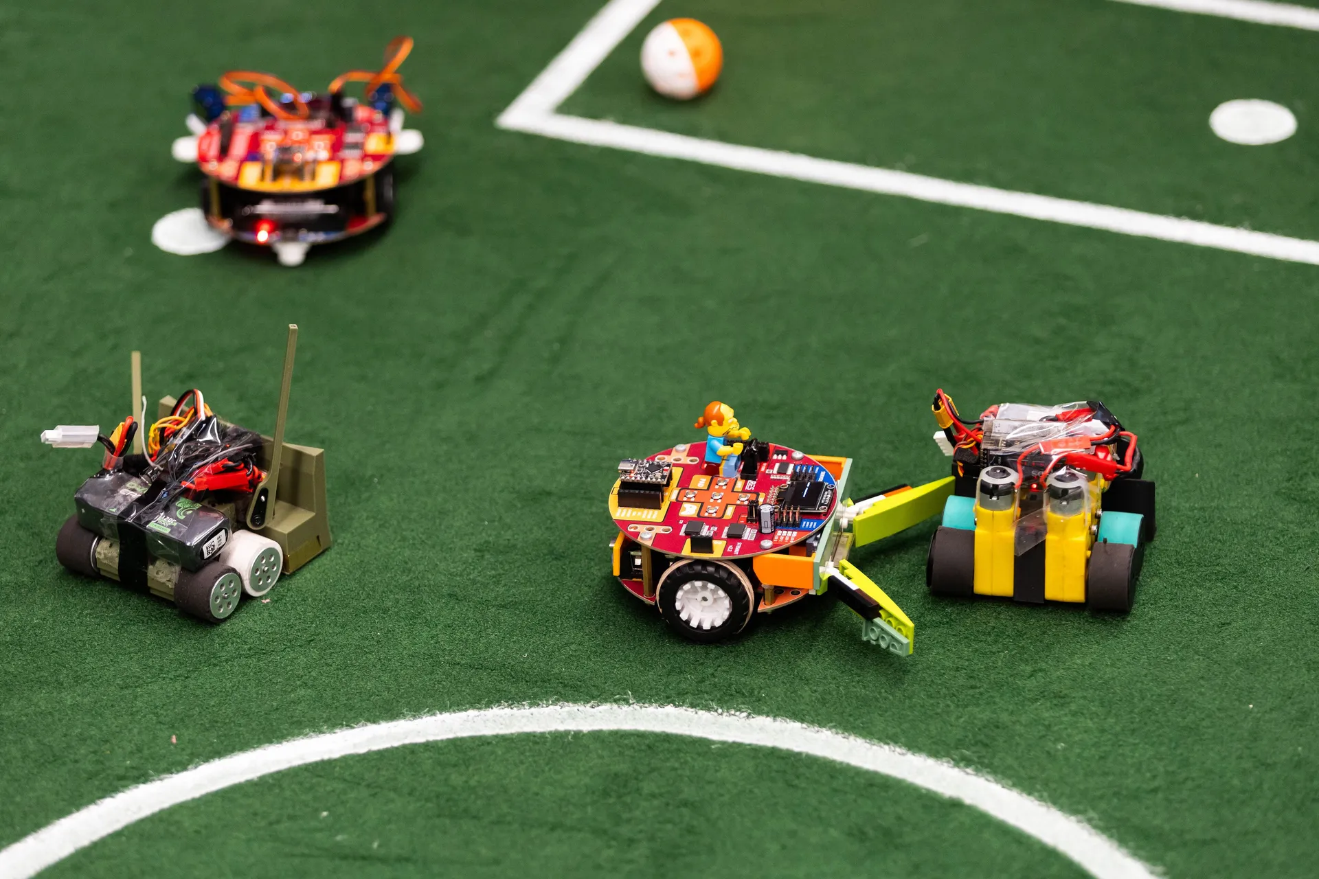 Mexico City, Mexico - 28. maj 2026.: Fakultet za mašinstvo i elektrotehniku ​​(ESIME) u Mexico Cityju domaćin je regionalnog kvalifikacionog kola za nacionalni Futbot MX Robotics Cup, takmičenje u stonoj robotici gdje učesnici kontrolišu robote u simulira