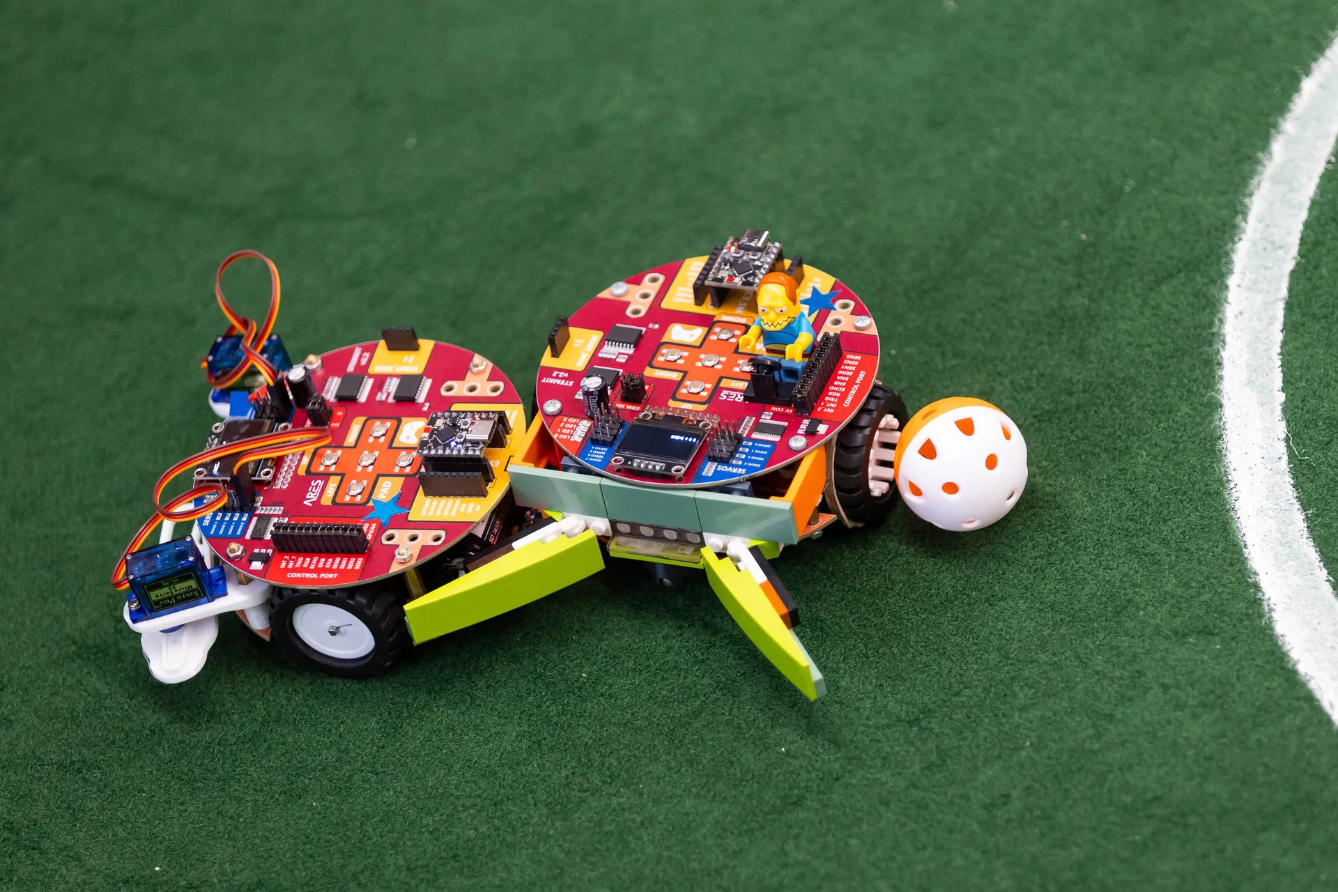 Mexico City, Mexico - 28. maj 2026.: Fakultet za mašinstvo i elektrotehniku ​​(ESIME) u Mexico Cityju domaćin je regionalnog kvalifikacionog kola za nacionalni Futbot MX Robotics Cup, takmičenje u stonoj robotici gdje učesnici kontrolišu robote u simulira