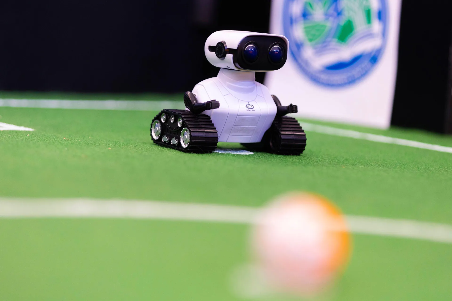 Mexico City, Mexico - 28. maj 2026.: Fakultet za mašinstvo i elektrotehniku ​​(ESIME) u Mexico Cityju domaćin je regionalnog kvalifikacionog kola za nacionalni Futbot MX Robotics Cup, takmičenje u stonoj robotici gdje učesnici kontrolišu robote u simulira