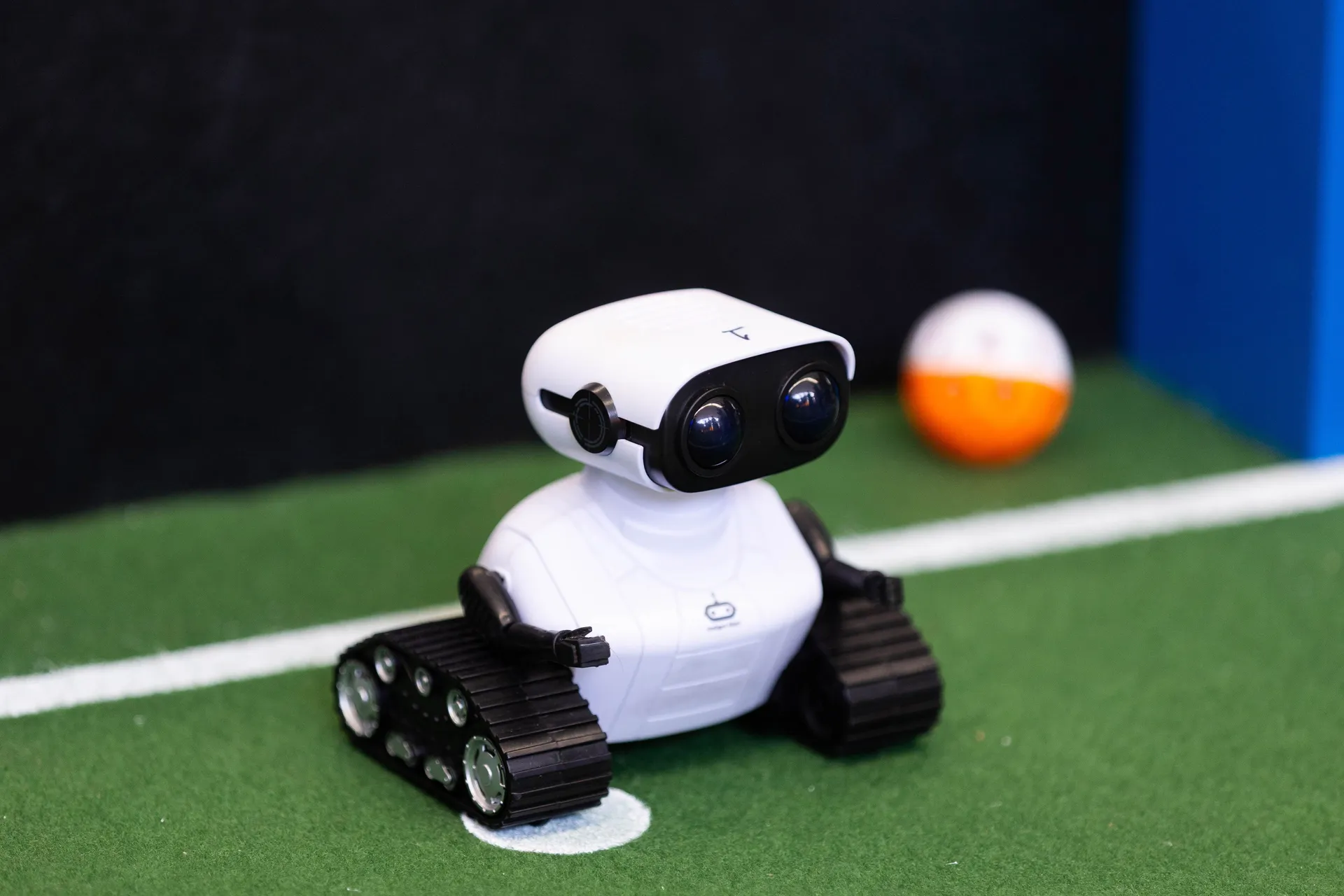 Mexico City, Mexico - 28. maj 2026.: Fakultet za mašinstvo i elektrotehniku ​​(ESIME) u Mexico Cityju domaćin je regionalnog kvalifikacionog kola za nacionalni Futbot MX Robotics Cup, takmičenje u stonoj robotici gdje učesnici kontrolišu robote u simulira