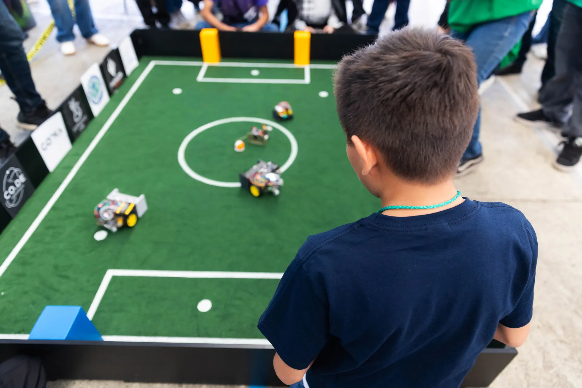 Mexico City, Mexico - 28. maj 2026.: Fakultet za mašinstvo i elektrotehniku ​​(ESIME) u Mexico Cityju domaćin je regionalnog kvalifikacionog kola za nacionalni Futbot MX Robotics Cup, takmičenje u stonoj robotici gdje učesnici kontrolišu robote u simulira