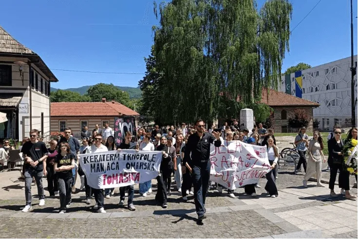 Zenički studenti, srednjoškolci i građani obilježili Dan bijelih traka