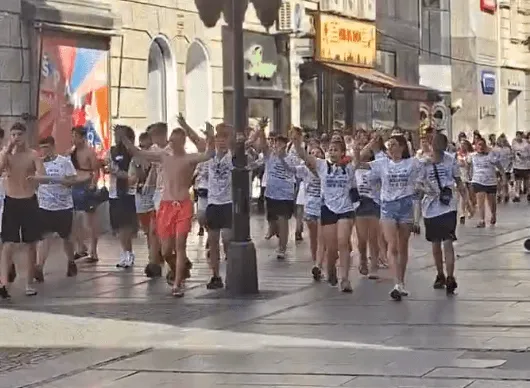 Maturanti u centru Beograda skandirali ime Ratka Mladića, snimak izazvao burne reakcije