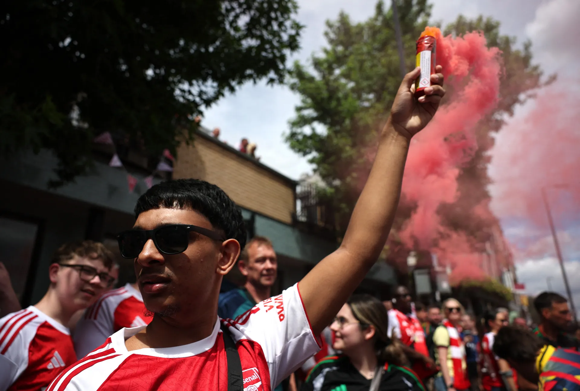 Soccer Football - Premier League - Arsenal Victory Parade - London, Britain - May 31, 2026 General view of Arsenal fans with a replica Premier League trophy before the victory parade REUTERS/Dylan Martinez