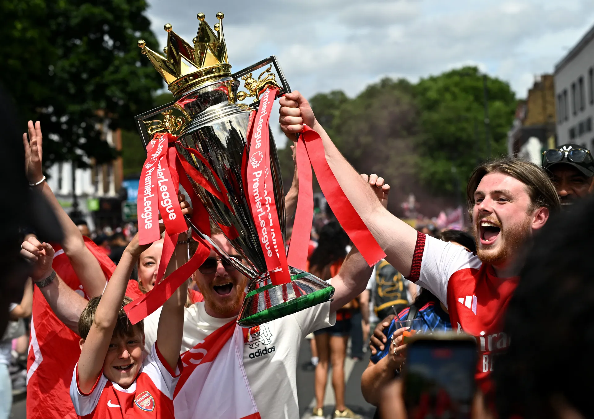 (VIDEO) Arsenal pred hiljadama navijača slavi šampionsku titulu