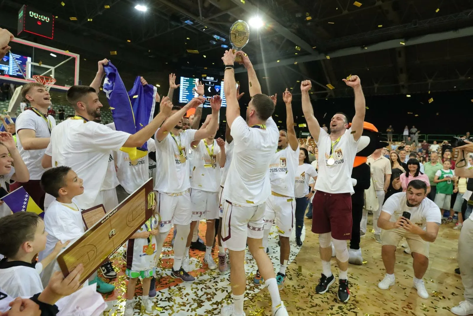(FOTO) Bosna u fantastičnoj atmosferi postala šampion BiH i osvojila duplu krunu