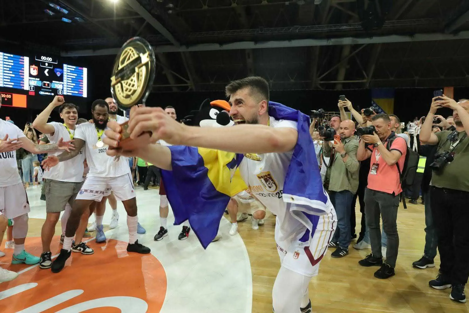 (FOTO/VIDEO) Pogledajte kako su košarkaši Bosne podigli trofej prvaka BiH