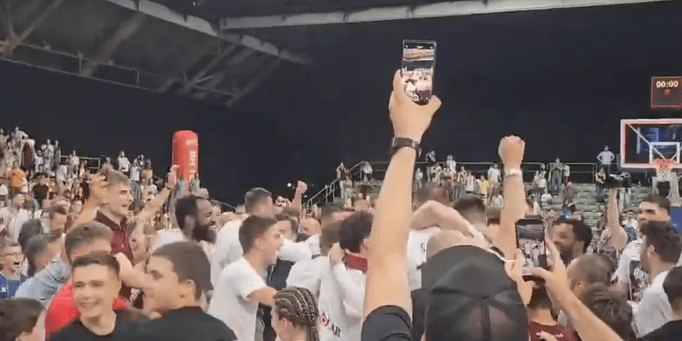 (VIDEO) Pogledajte trenutak u kojem je Bosna postala šampion, navijači odmah utrčali