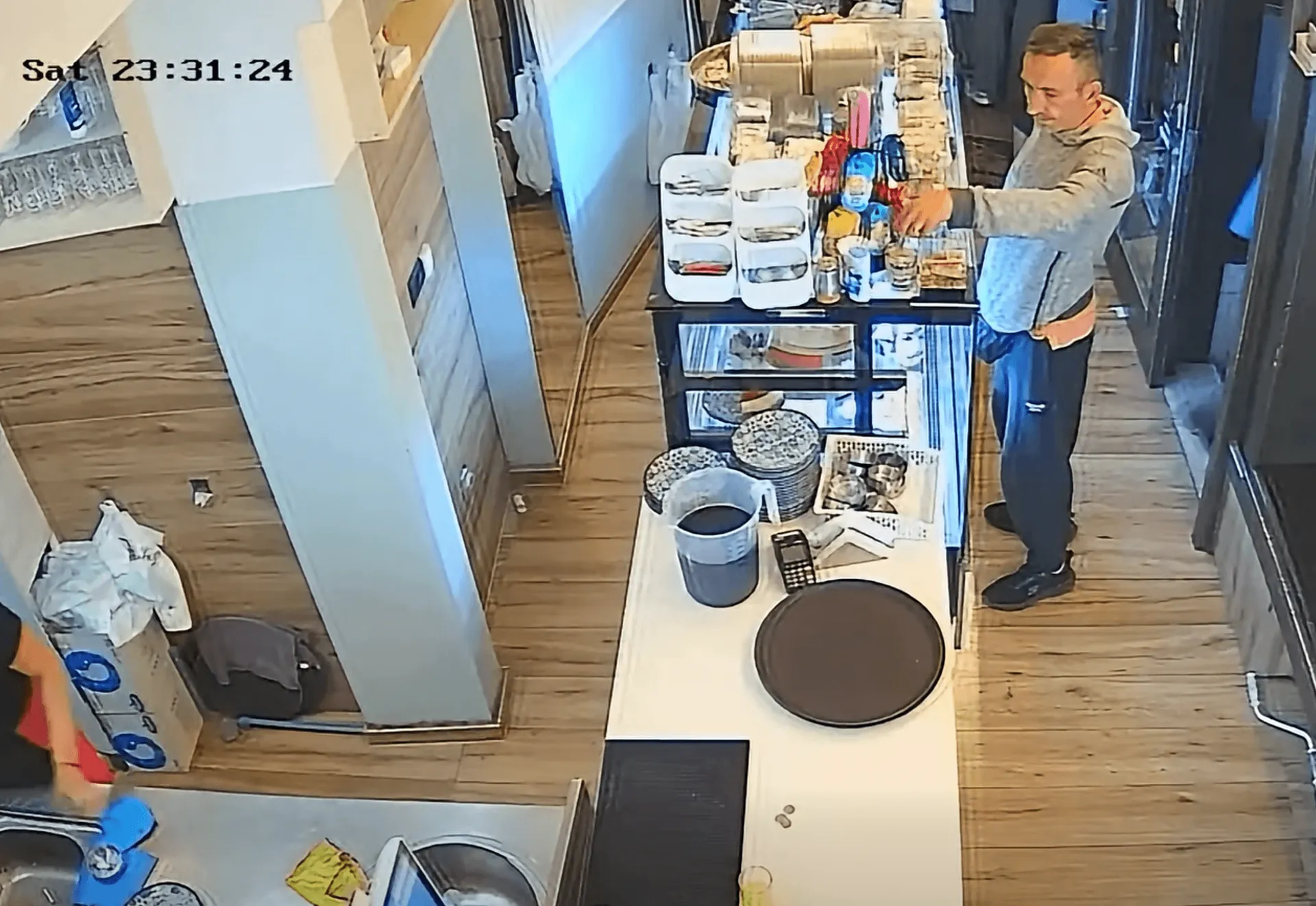 Prepoznajete li muškarca sa snimka? Ukrao je novac iz ugostiteljskog objekta na Baščaršiji