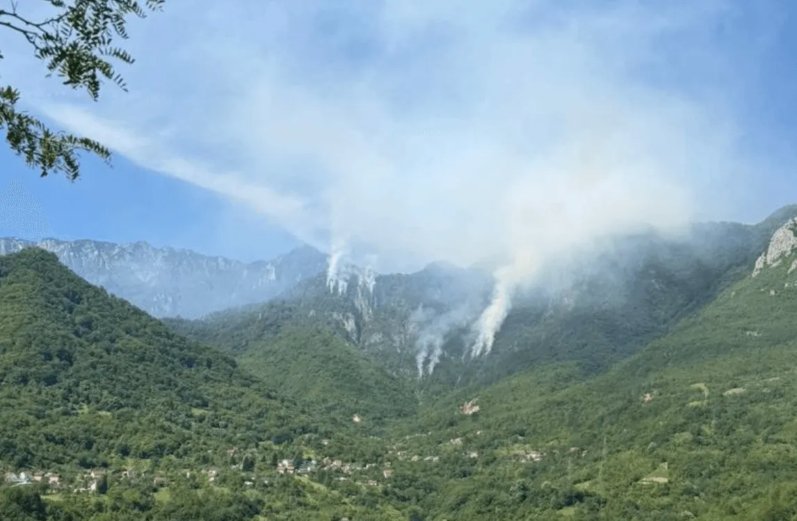Borba s vatrom kod Jablanice se nastavlja, požar i dalje nije ugašen
