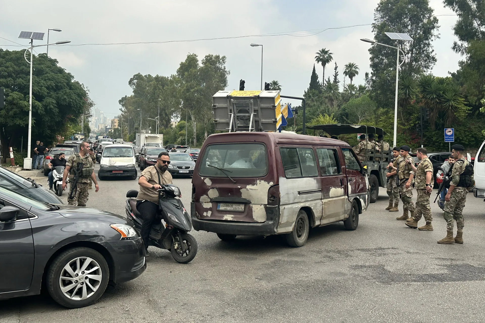 BEJRUT, LIBAN – 1. JUNI: Masovni val raseljavanja zahvatio je južna predgrađa Bejruta u ponedjeljak nakon izraelskih prijetnji bombardovanjem libanske prijestolnice uprkos trenutnom primirju.Putevi i ulazi u južna predgrađa doživjeli su ozbiljne saobraćaj
