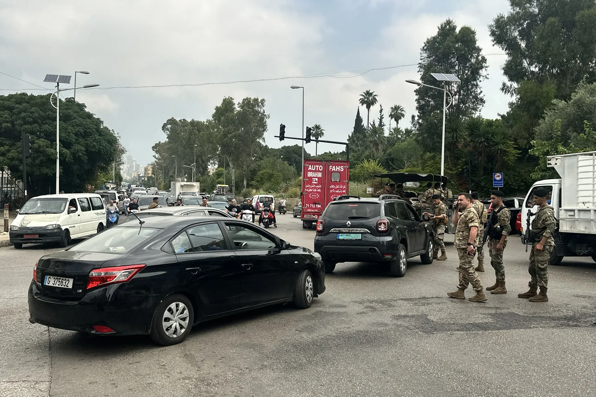 BEJRUT, LIBAN – 1. JUNI: Masovni val raseljavanja zahvatio je južna predgrađa Bejruta u ponedjeljak nakon izraelskih prijetnji bombardovanjem libanske prijestolnice uprkos trenutnom primirju.Putevi i ulazi u južna predgrađa doživjeli su ozbiljne saobraćaj