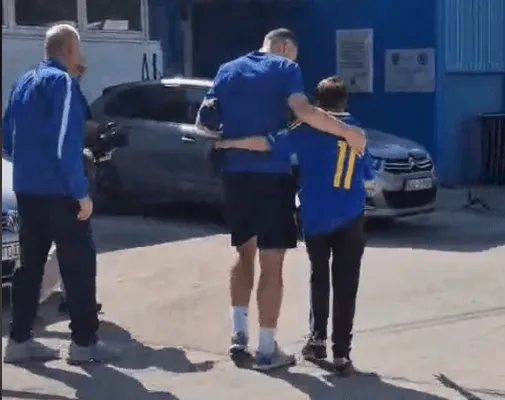 (VIDEO) Edin Džeko stigao na trening na Grbavicu, srdačno se pozdravio sa Fatom