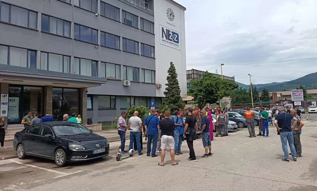 Radnici Nove Željezare Zenica mirno protestovali pred zgradom Uprave