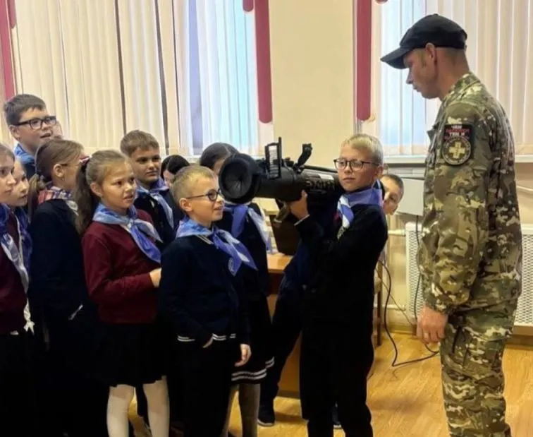 (FOTO) Ovako se u Rusiji slavi Dan djeteta - mališani sa puškama i bacačima granata