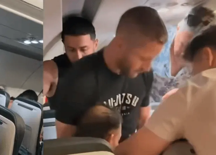 (VIDEO) MMA borac spriječio katastrofu u avionu, savladao je problematičnog putnika