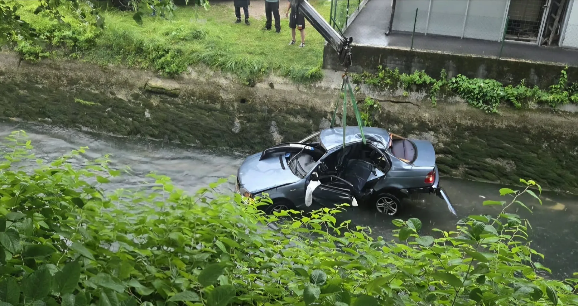 Tragedija u Bihaću, BMW sletio u kanal, jedna osoba poginula